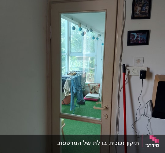 דלת זכוכית עם נוף למרפסת ירוקה
